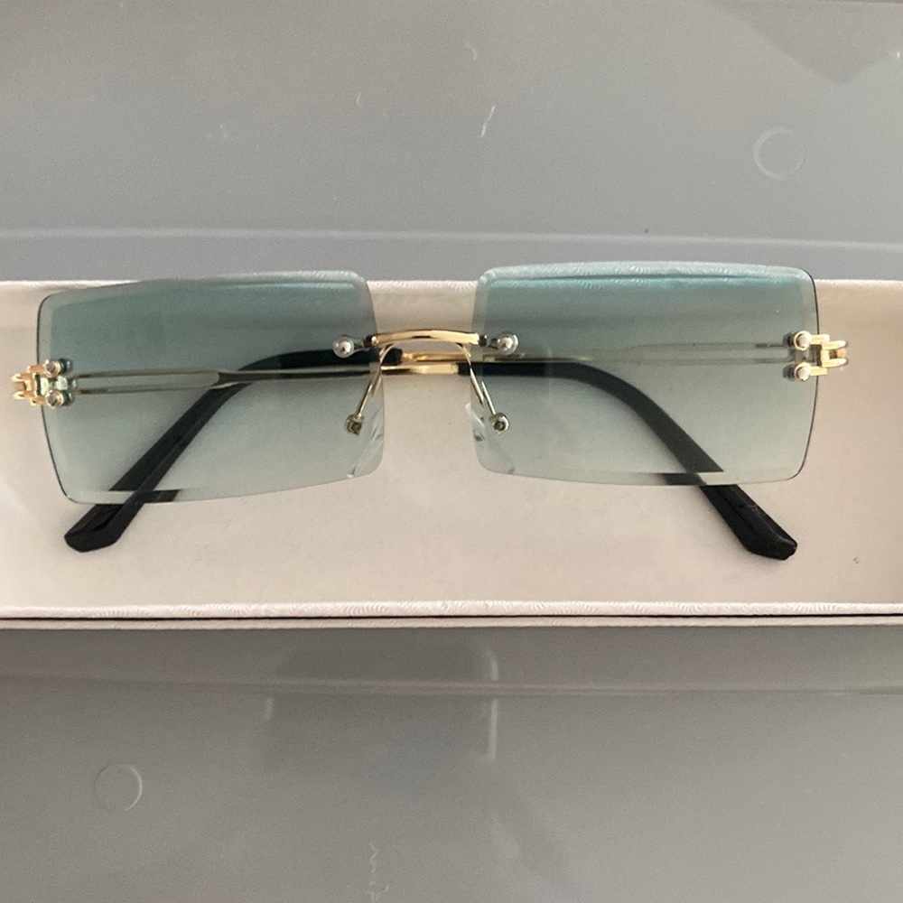 Beautiful sunglasses 😎 brand new - Picture 1 of 2